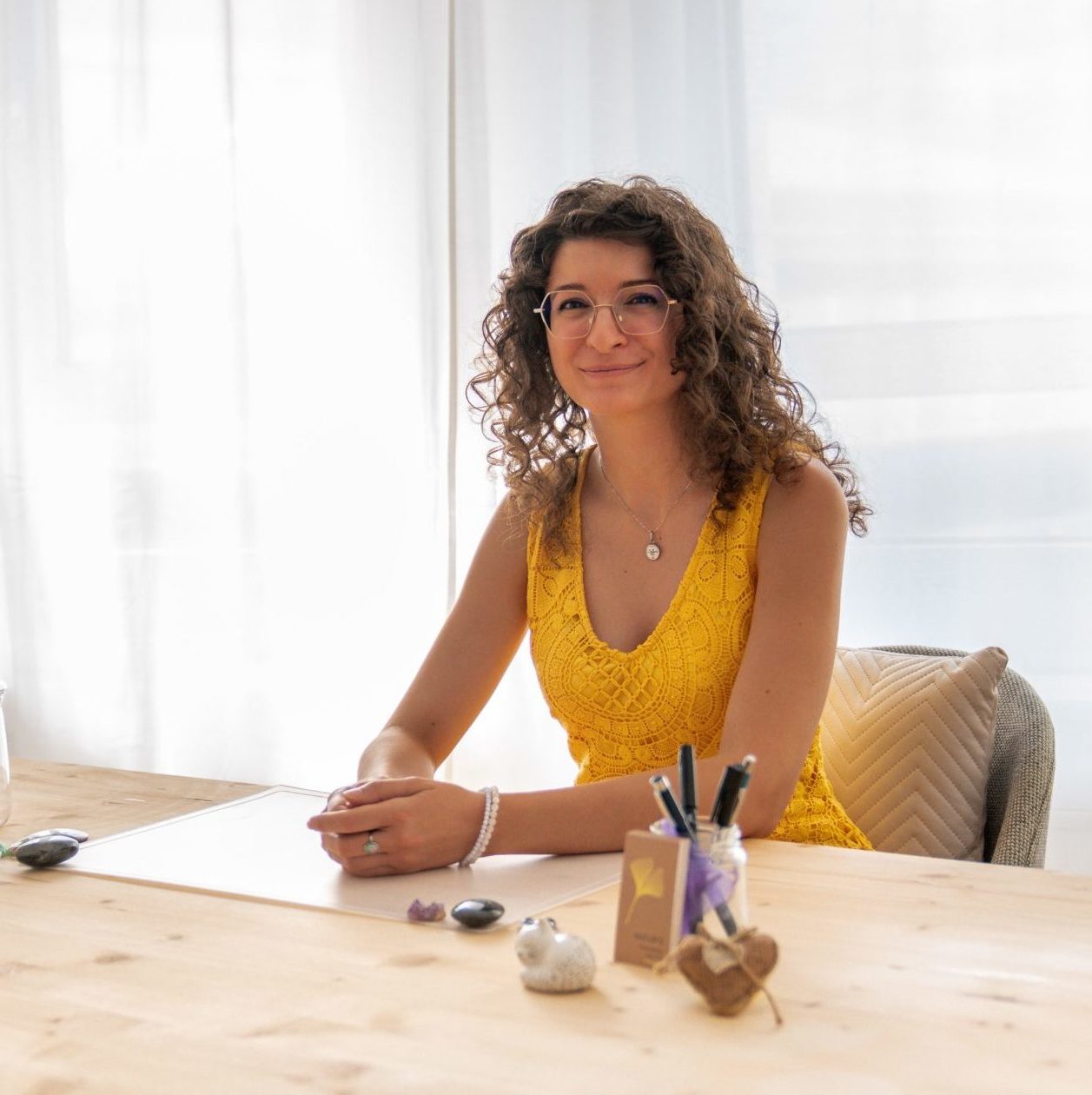 Alice Pflug en consultation naturopathique, assise à son bureau